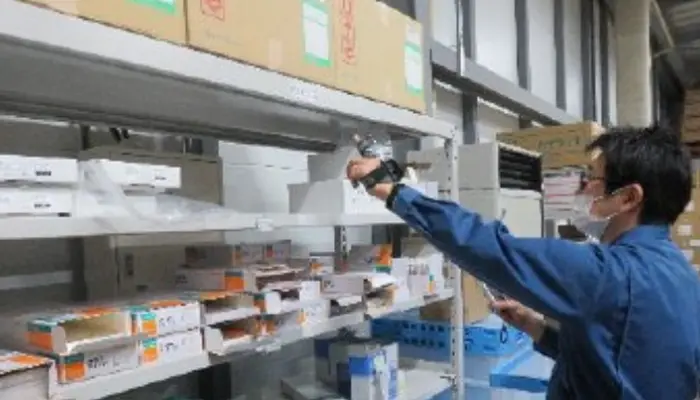 RecoHand being used to pick inventory from warehouse shelving